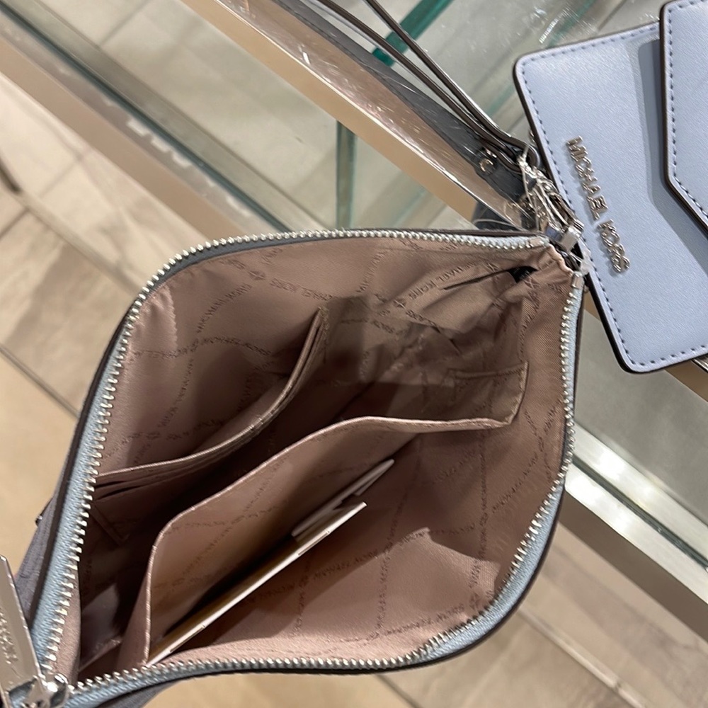MICHAEL KORS JET SET ITEM LG 2 in 1 CARD CASE & WRISTLET
Pale Blue 
NWT - Picture 7 of 16